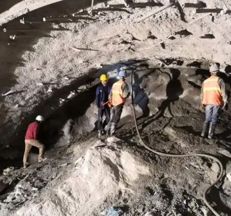 鼎湖隧道拱顶带模注浆料，微膨胀注浆料的特点及施工工艺